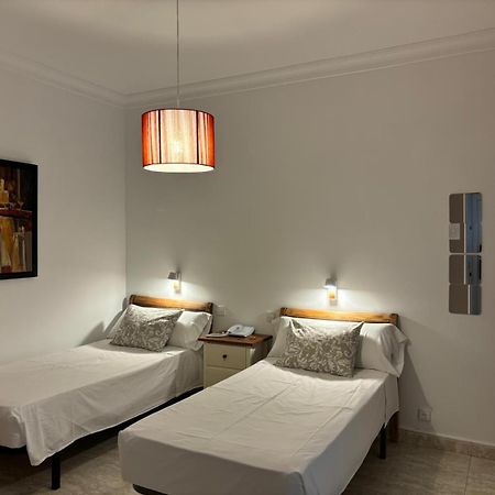 Hostal Barrera Madrid Bagian luar foto