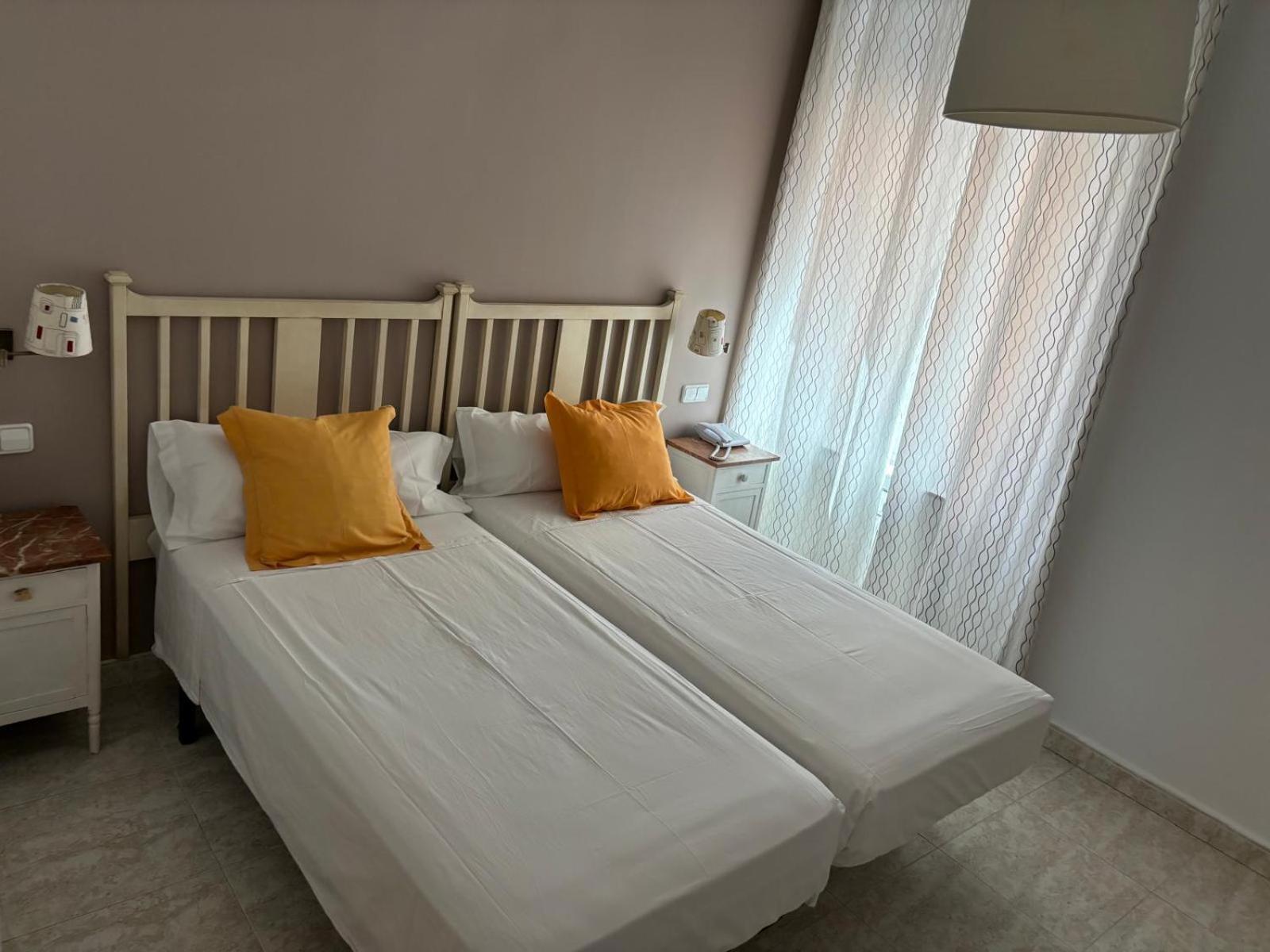 Hostal Barrera Madrid Bagian luar foto