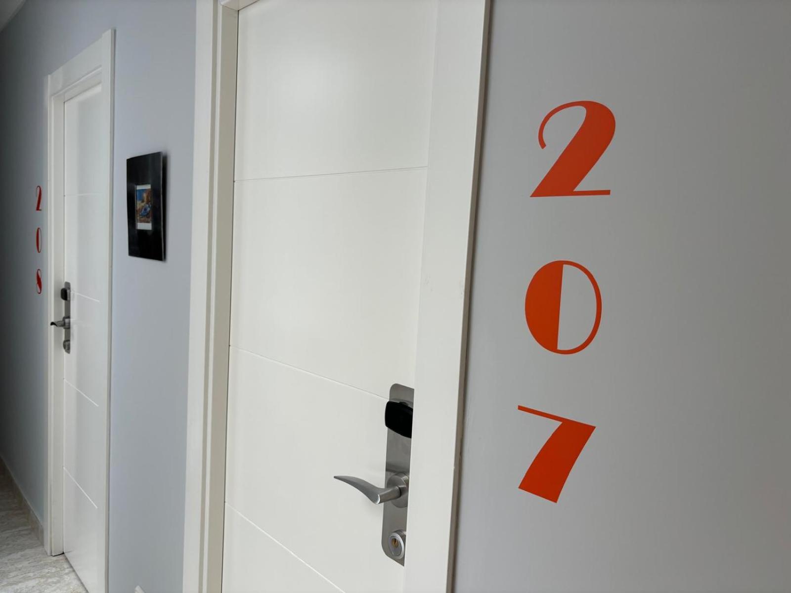 Hostal Barrera Madrid Bagian luar foto