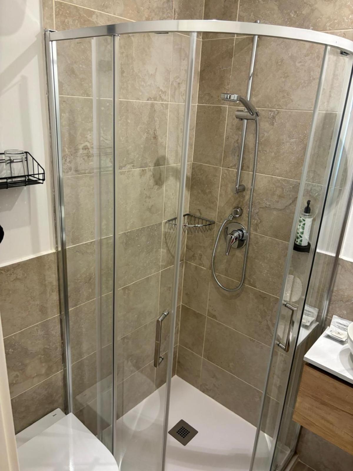 Hostal Barrera Madrid Bagian luar foto